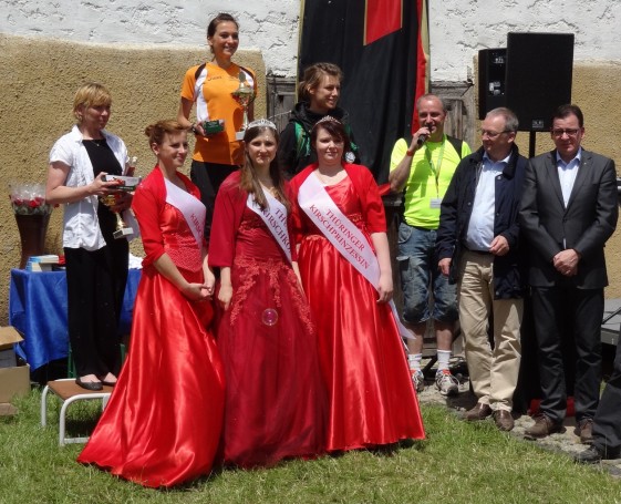 Siegerehrung bei den Frauen mit Kirschkönigin Laura I. (Mitte) und Kirschprinzessinnen Kristin und Justin
