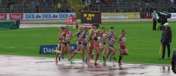 Astrid Hartenstein führt den Finallauf über 1.500m an