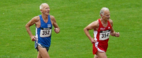 Jeweils zwei Bronzemedaillen bei Deutschen Seniorenmeisterschaften erringen dieses Jahr Hartmut Erdmann (vorn, 800 m und 3000m - Halle) und Raimund Krauße (Crosslauf, Berglauf)