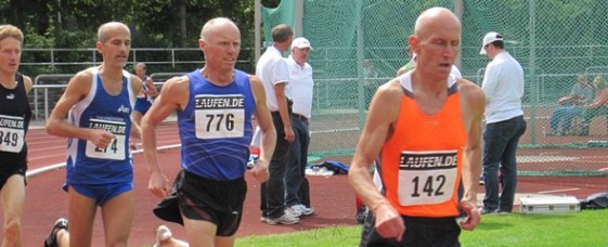 Schnelle Rennen im Weserstadion bei der Senioren-DM, über 1500 m (M50) mit Ralf Schwan (776)