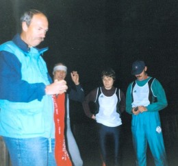 Start 4 Uhr in der Nacht an der Selbitz in Blankenstein 1995. Dr. Rolf Schoder, Dr. Peter Fuchs und Heidrun Garlipp (v. l.) vom USV Jena. Rolf Schoder hält das „Rote Band“ in den Händen, welches die Staffelläufer übergeben mussten. In einer kleinen Tasche war nach Rennsteigtradition ein kleiner Stein von der Selbitz, der am Ende des Rennsteigs in Hörschel in die Werra geworfen wurde. 