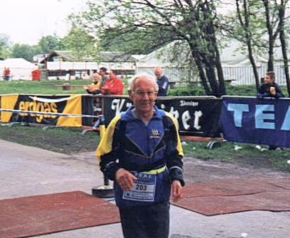 Werner Sonntag 2003 beim Rennsteiglauf im Ziel in Schmiedefeld