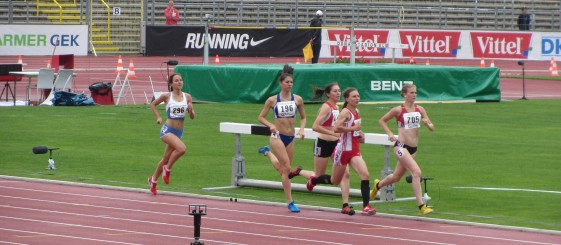 Astrid Hartenstein (2. v.r.) im Vorlauf über die 1.500m