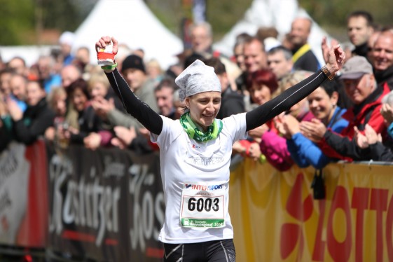 Marathonsiegerin Nicole Kruhme läuft dem Ziel entgegen (Foto: Foto-Voigt)