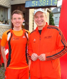 Marcel Knape mit USV Präsident Jens Panse vor dem Start zum Staffellauf