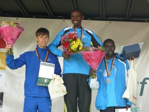 Siegerehrung Männer - Stefan Hubert, Paul Thuo, Isaak Sang (von links)