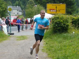 Die Mixstaffel des Lauftreffs Arnstadt schickte Stefan Senz auf die Etappe von Allzunah nach Oberhof
