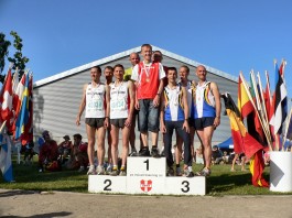 Mannschafts-Siegerehrung im Halbmarathon – 1. Platz in der AK 35 & 40 für Dänemark (3:42:03 h) – 2. Platz Deutschland mit Steffen Meyer (3:46:15 h) und 3. Platz Belgien (4:10:20 h)