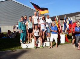 Mannschafts-Siegerehrung im Halbmarathon – 1. Platz in der AK 55 & 60 für Deutschland (4:01:26 h) mit Martin Wahl – 2. Platz Irland (4:15:15 h) und 3. Platz Großbritannien (4:29:56 h)