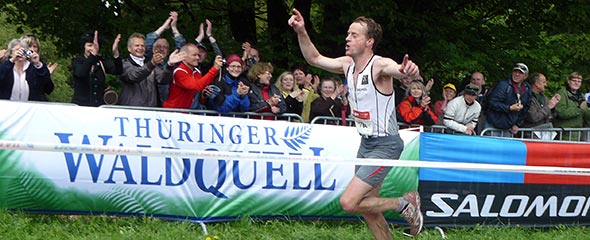 Christian Stork läuft zu seinem dritten Sieg beim Rennsteiglauf-Supermarathon