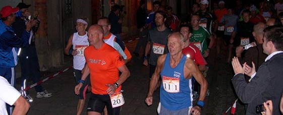 Um 6 Uhr morgens gingen 30 Staffelläufer in Rudolstadt für ihre Teams auf die 120 Kilometer lange Laufreise