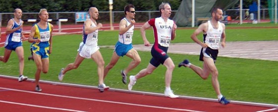 Thomas Biedermann führt das Feld in die letzte Runde des 800-Meter-Finales