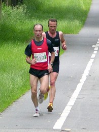 Schneider lief zunächst hinter Detlef Beier, der den Halbmarathon gewann