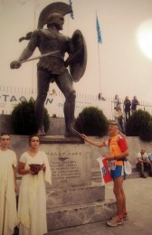 Holger Sakuth am Fuße der Leonidas-Statue nach 245 Laufkilometern