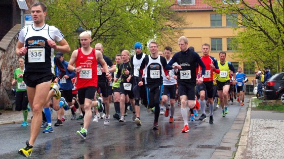 Sieger Marian Münster (li.) beim Start zum Hauptlauf über 10 Kilometer